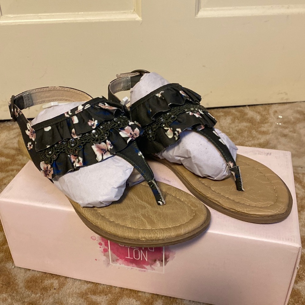 Lacy green 8.5 Not Rated sandals, NIB